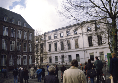853571 Gezicht op het uitgebrande gebouw voor Kunsten en Wetenschappen (Mariaplaats 27) te Utrecht.